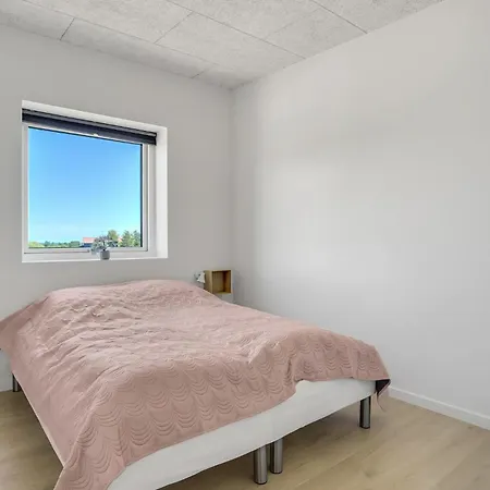 Pet Friendly In With Kitchen *