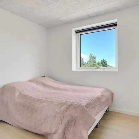 Pet Friendly In With Kitchen *