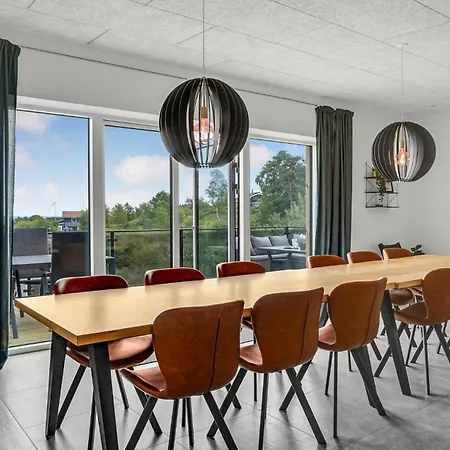 Pet Friendly In With Kitchen *